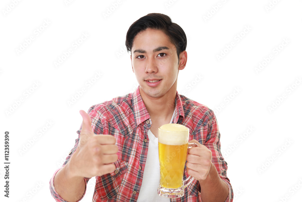 ビールを楽しむ男性 ビールを楽しむ男性
