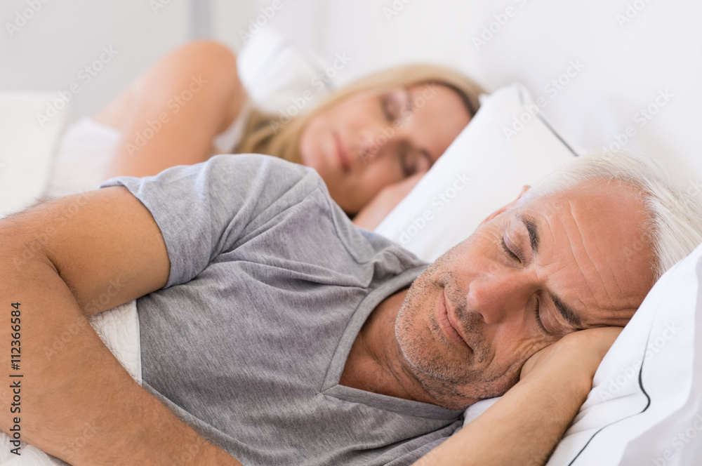 Couple sleeping in bed - obrazy, fototapety, plakaty 