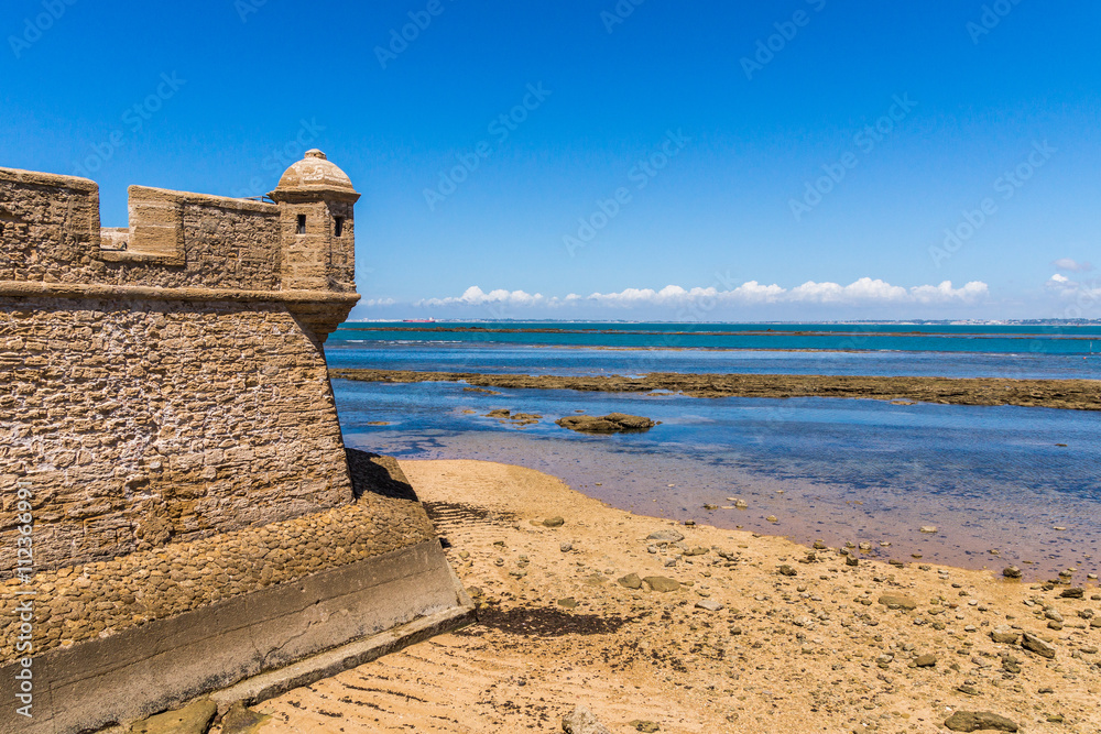 Fototapeta premium Castillo de San Sebastian in Cadiz am Atlantik mit Scharwachtturm