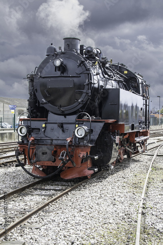 Locomotive à vapeur sous ciel très sombre, Baie de Somme, Picardie, France