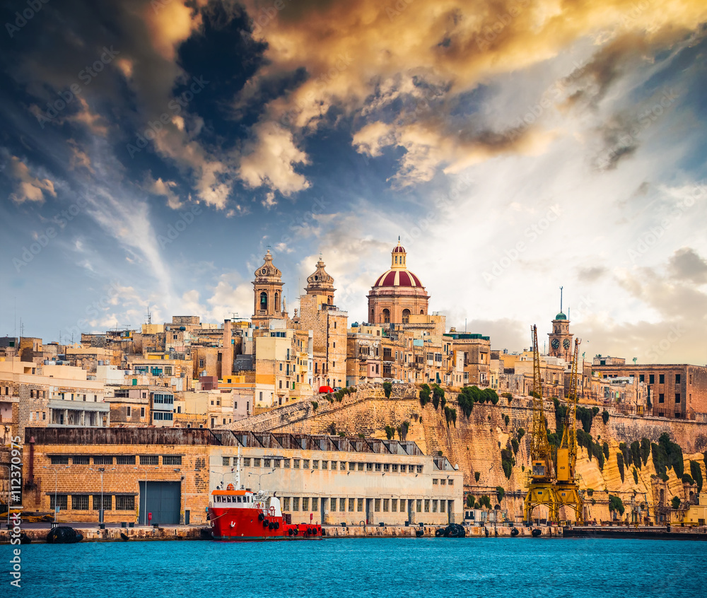 view on Senglea fort in Malta from sea at sunset - obrazy, fototapety, plakaty 