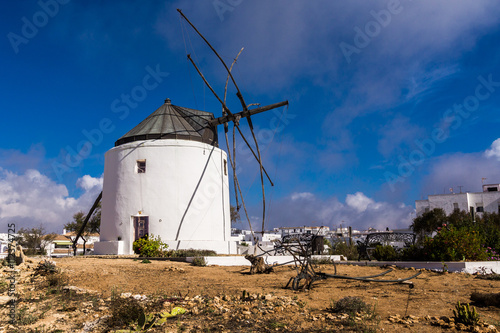 Windmühle mit dem weißen Dorf Vejer de la Frontera in Andalusien im Hintergrund photo