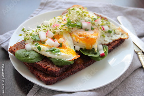 Sandwich with poached egg and vegetables