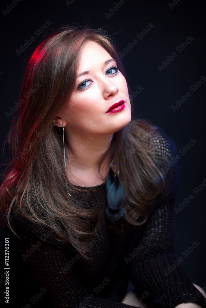 Sexy Frau af dunkelem Hintergrund
Sexy Frau af dunkelem Hintergrund
