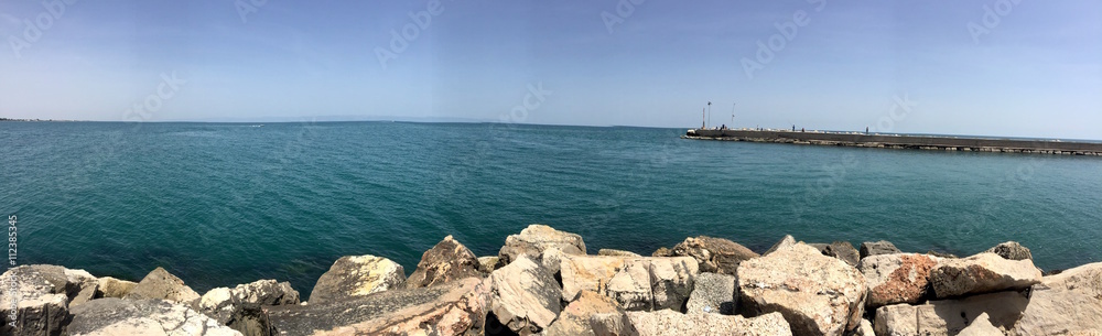Fototapeta premium Vista panoramica dagli scogli delle saline di Margherita di Savoia (Puglia)