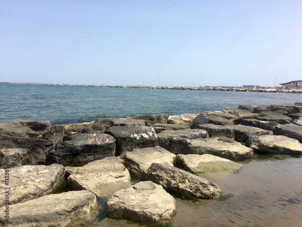Vista panoramica dagli scogli delle saline di Margherita di Savoia (Puglia)