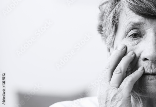 Canvastavla Loneliness and old age appear in shades of gray