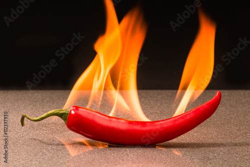 Peperoni / Chilli im Feuer / feurig scharf