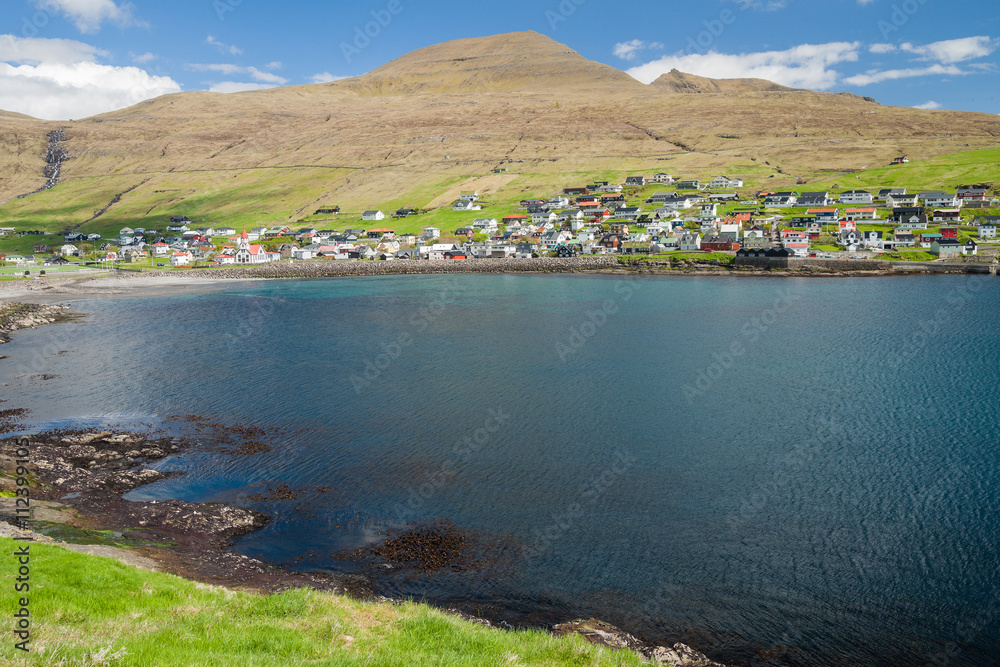 Kleins Dorf auf den Färöern an einem sonnigen Tag