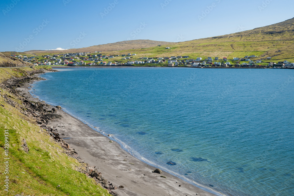 Landschaft auf den Färöern an einem Somertag