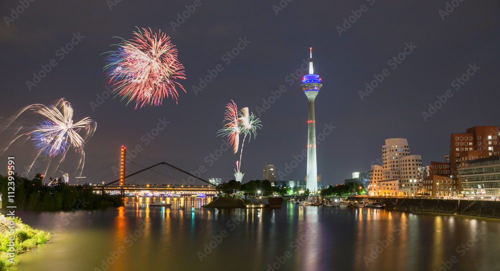 Düsseldorf Japan Tag, Kirmes Feuerwerk am Rhein