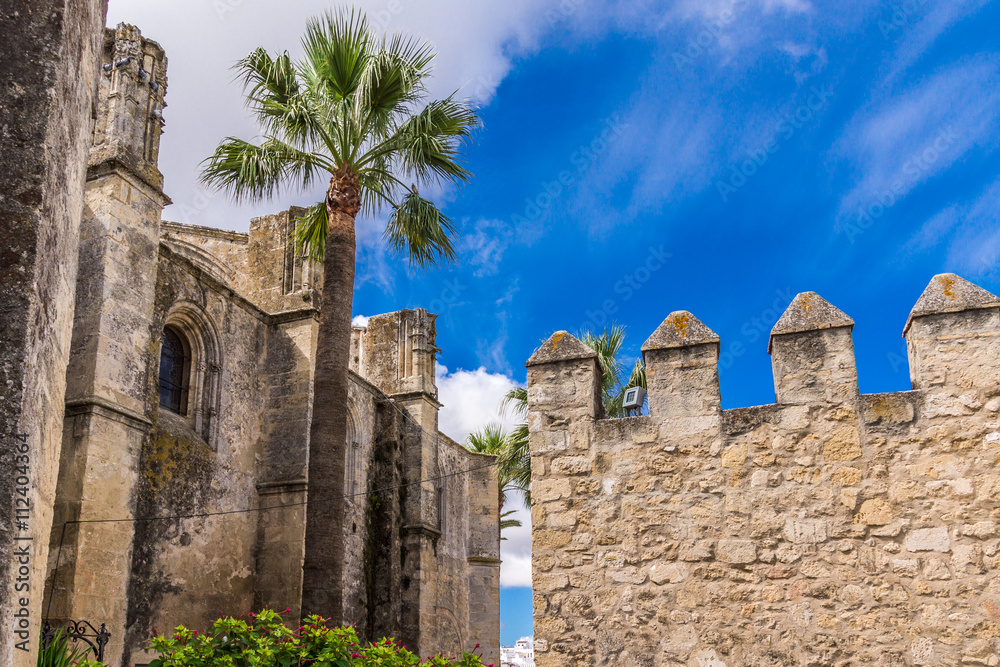 Stadtmauer und Kirche Divino Salvador im weißen Dorf Vejer de la Frontera in Andalusien