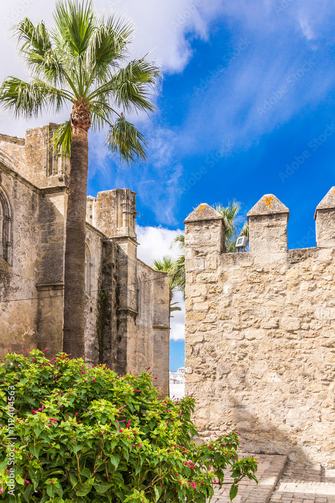 Naklejka premium Kirche Divino Salvador im weißen Dorf Vejer de la Frontera in Andalusien mit Stadtmauer