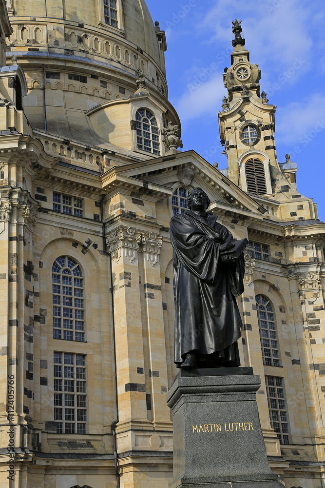 Dresden: Das Luther Denkmal vor der barocken Frauenkirche 