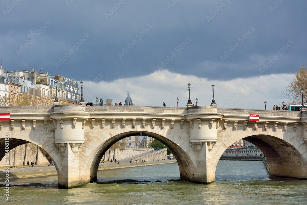 L'achitecture du Pont Neuf sur la Seine à Paris