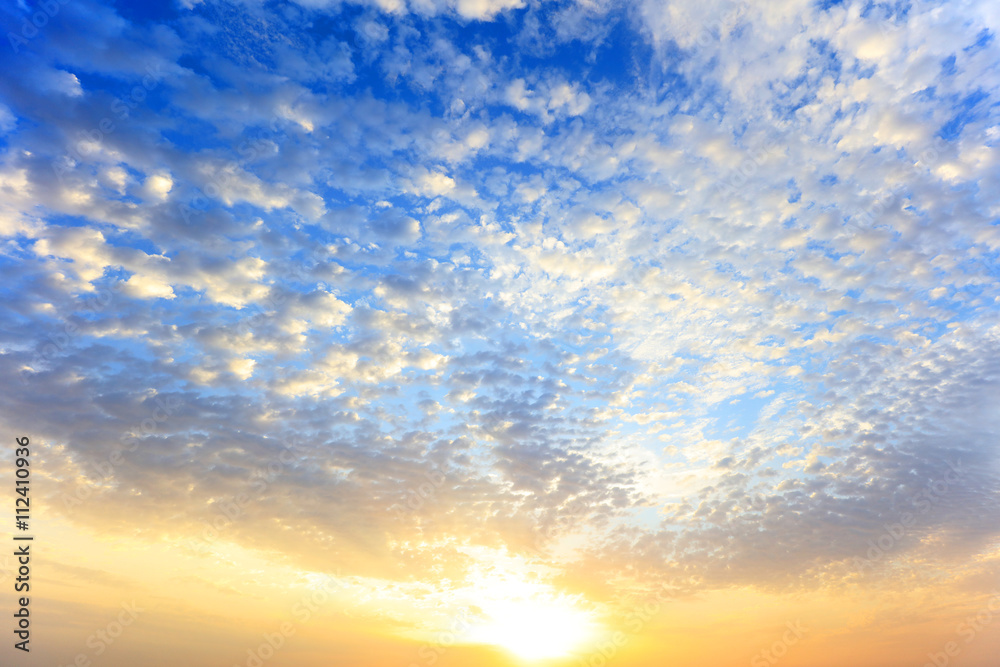 南国沖縄の朝の空と夏雲
