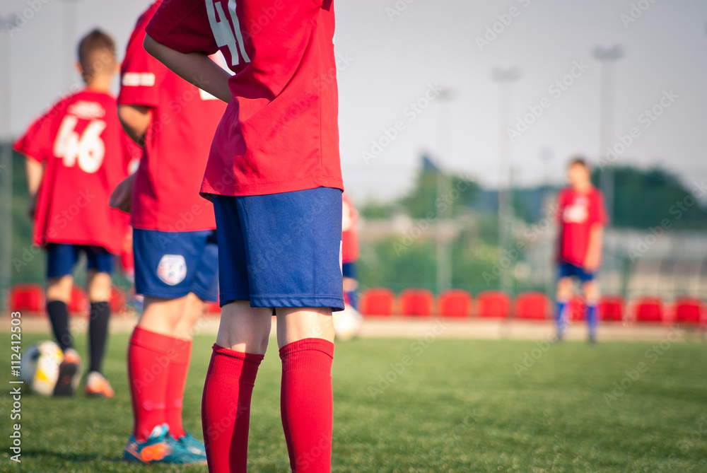 Obraz premium Młodzi piłkarze