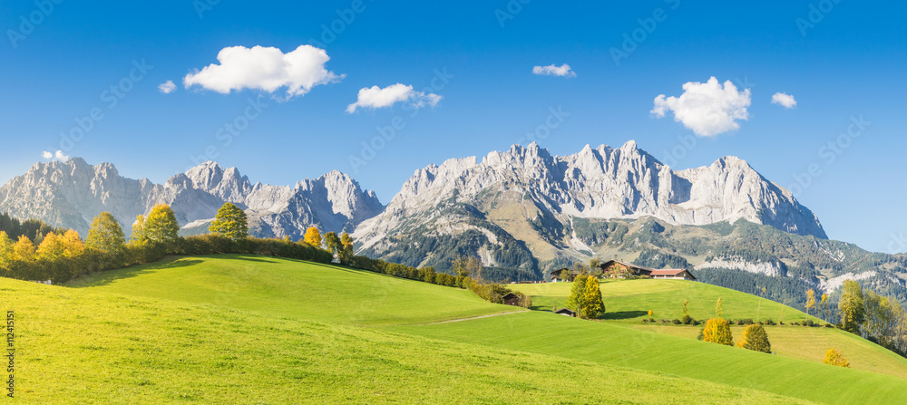 Fototapeta premium Domek górski przed Wilder Kaiser, Kitzbühel, Tyrol, Austria