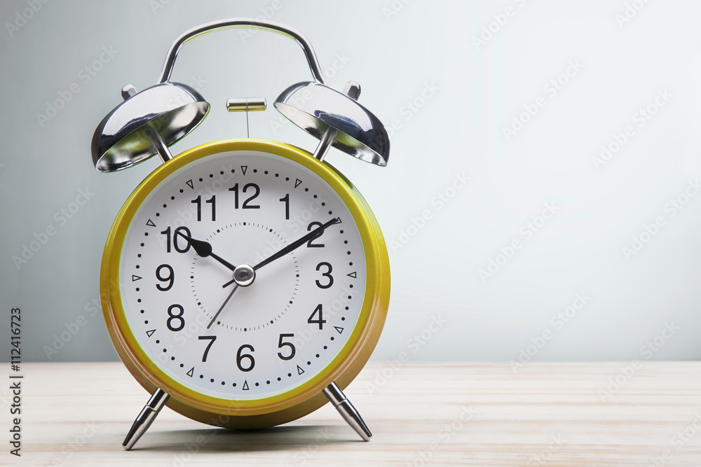 green alarm clock morning wake-up time green alarm clock morning wake-up time