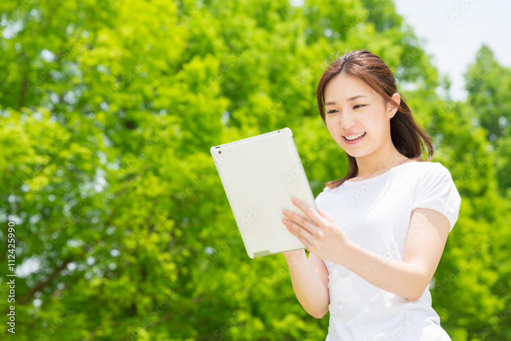 タブレットを見る女性 タブレットを見る女性