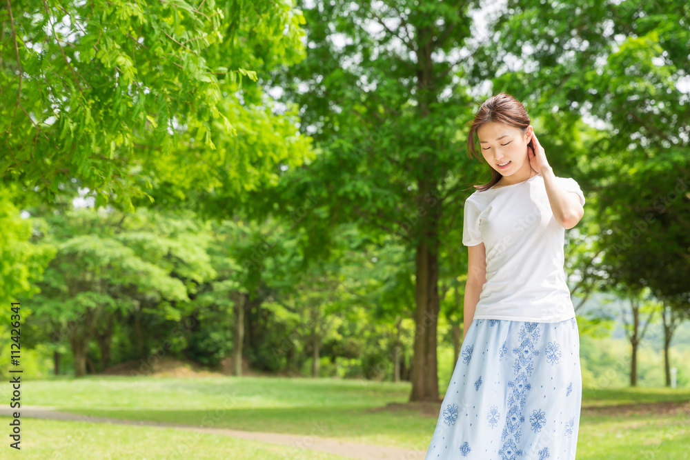 笑顔の女性 全身 笑顔の女性 全身