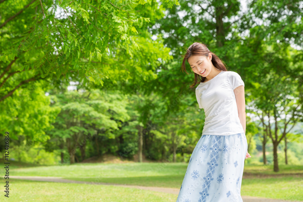 笑顔の女性 全身 笑顔の女性 全身