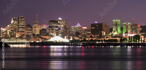 Foto Montreal skyline and St Lawrence River at night