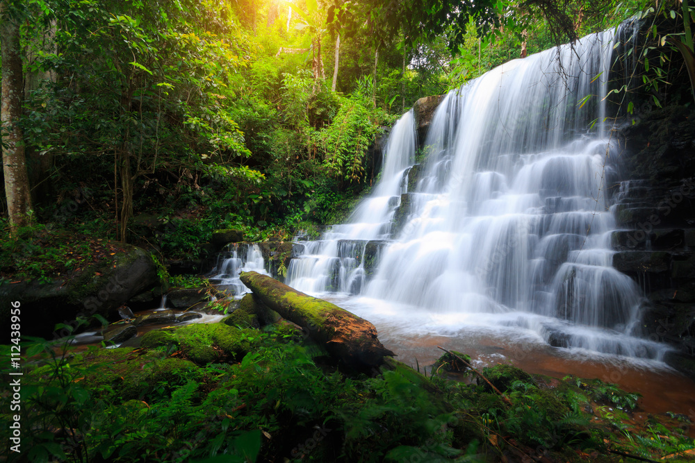 Obraz premium Mun Daeng Waterfall, the beautiful waterfall in deep forest at Phu Hin Rong Kla National Park in Thailand