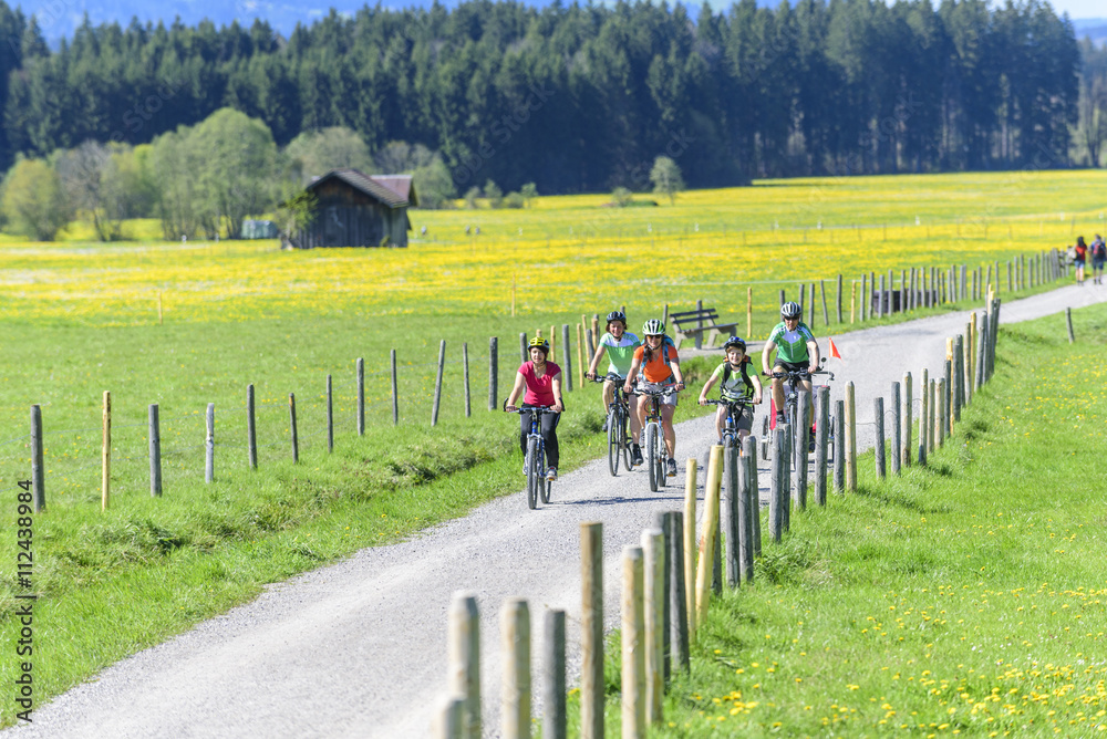 Obraz premium Familien-Radtour auf dem Land