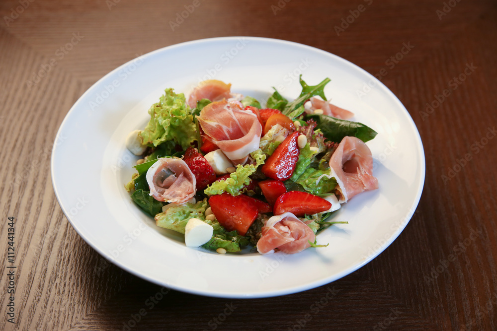Fresh salad with chicken, tomatoes and mixed greens Fresh salad with chicken, tomatoes and mixed greens