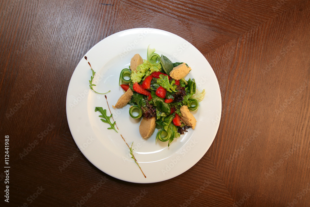 Fresh salad with chicken, tomatoes and mixed greens Fresh salad with chicken, tomatoes and mixed greens