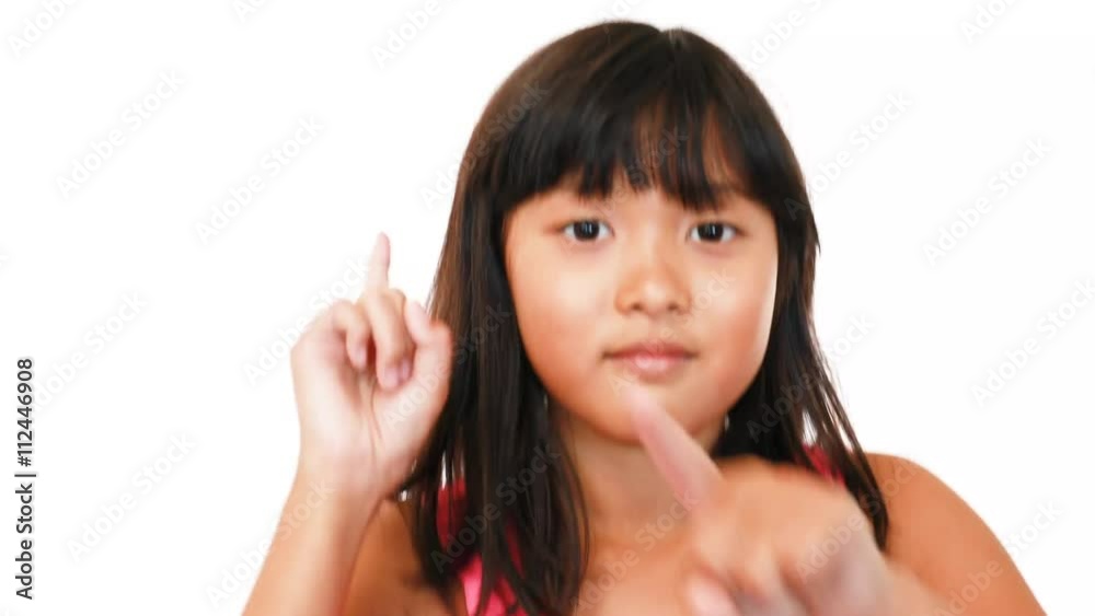 禁止の意思表示をする女の子
