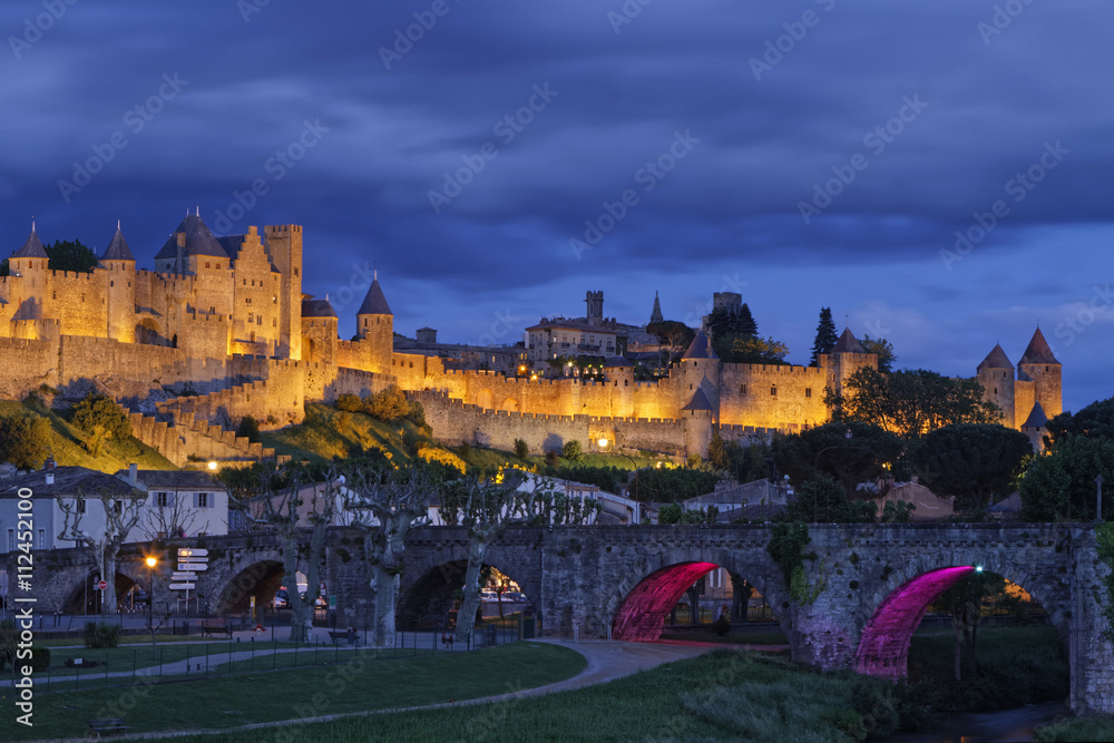 Citadelle de Carcassonne à la tombée de la nuit