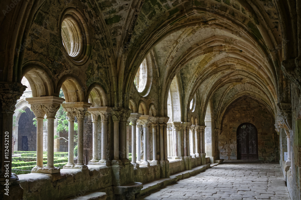 Cloître de l'abbaye de Fontfroide 