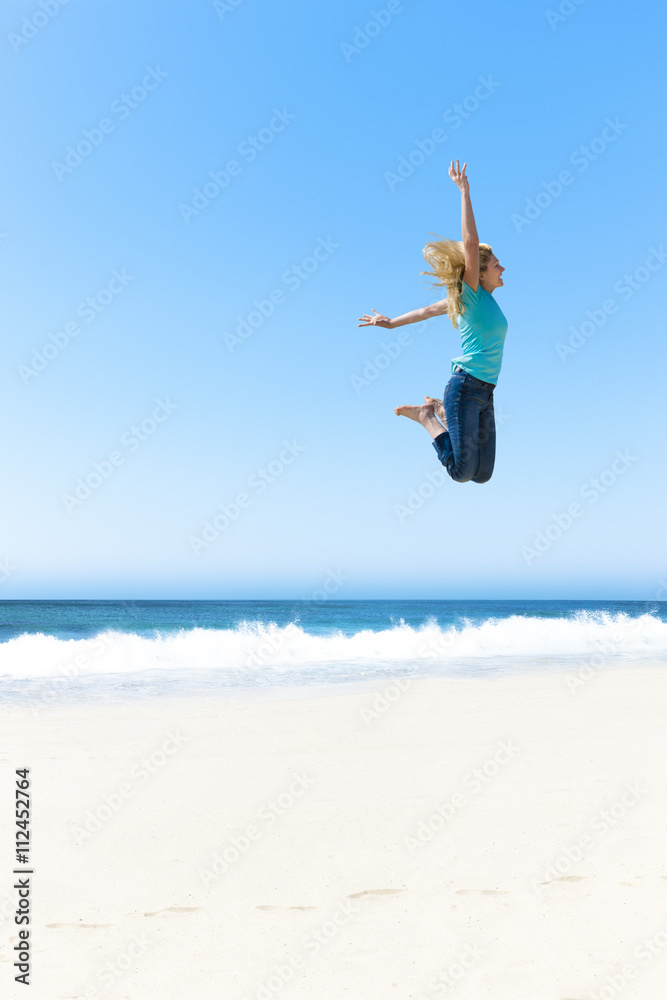 Frau springt am Strand