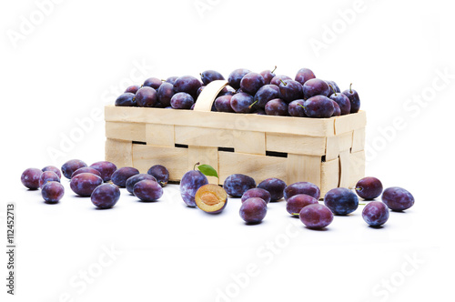 Korb mit Zwetschgen