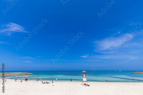 沖縄のビーチと青空