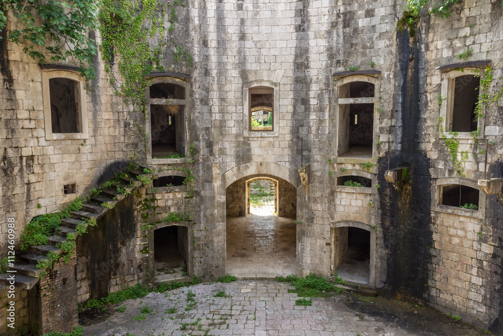 Окна и стены заброшенного форта Мамула в Черногории