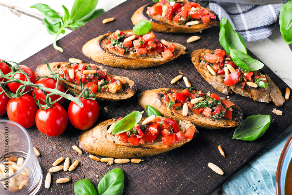 Frische Bruschetta mit Tomatensuppe Frische Bruschetta mit Tomatensuppe
