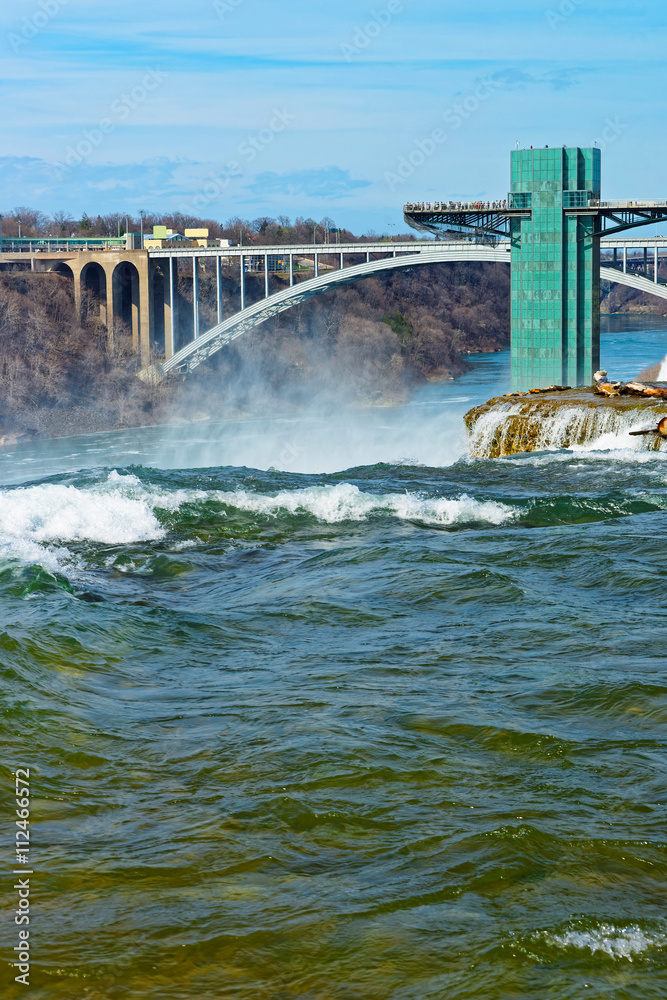 Obraz premium Tourists on Rainbow Bridge over Niagara River Gorge