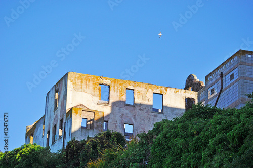 L'isola di Alcatraz nella Baia di San Francisco al tramonto il 7 giugno 2010. L'isola ha ospitato la prigione federale fino al 1963 e ora fa parte dell'area del Golden Gate National Recreation photo