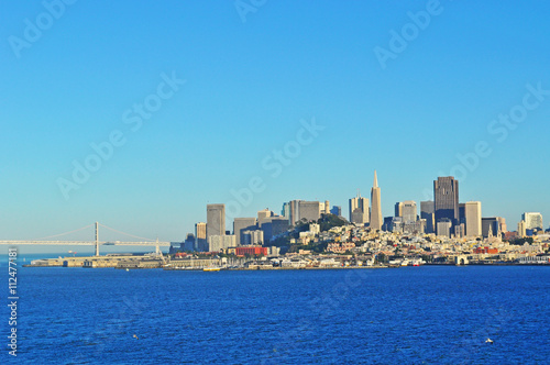 San Francisco: skyline visto dalla Baia il 7 giugno 2010. La Baia di San Francisco è un estuario poco profondo, la via d'acqua d'ingresso alla Baia dall'Oceano Pacifico è chiamato il Golden Gate © Naeblys