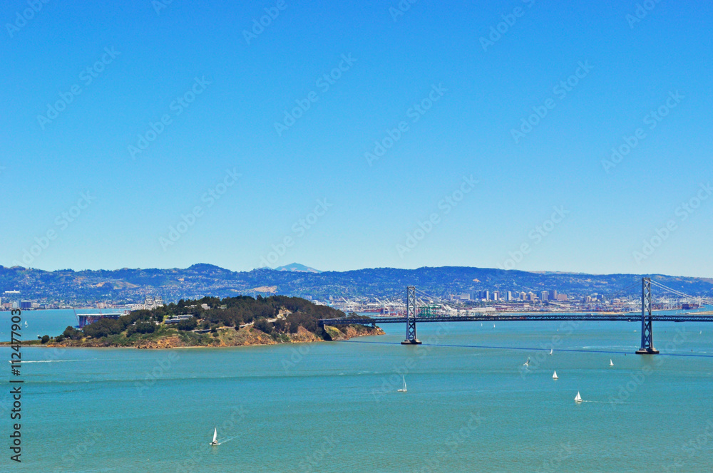 San Francisco: il Bay Bridge e barche nella Baia il 7 giugno 2010. La Baia di San Francisco è un estuario poco profondo, la via d'acqua d'ingresso dall'Oceano Pacifico è il Golden Gate
