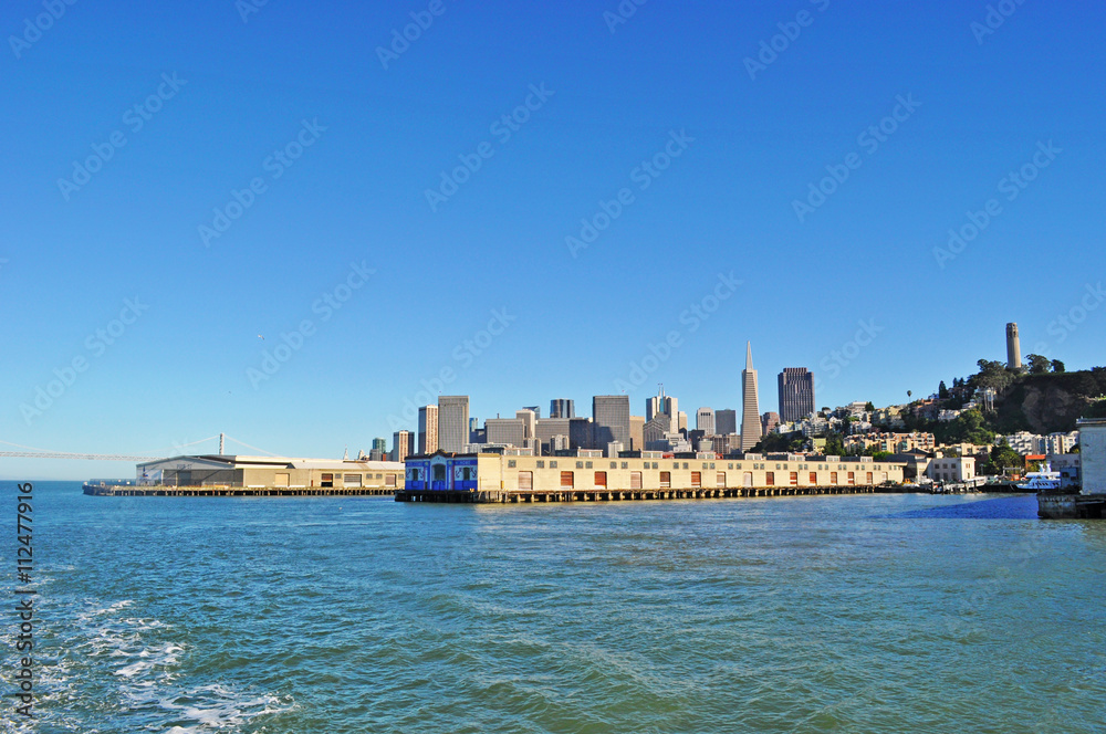 San Francisco: skyline visto dalla Baia il 7 giugno 2010. La Baia di San Francisco è un estuario poco profondo, la via d'acqua d'ingresso alla Baia dall'Oceano Pacifico è chiamato il Golden Gate