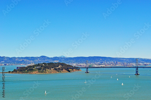 San Francisco: il Bay Bridge e barche nella Baia il 7 giugno 2010. La Baia di San Francisco è un estuario poco profondo, la via d'acqua d'ingresso dall'Oceano Pacifico è il Golden Gate