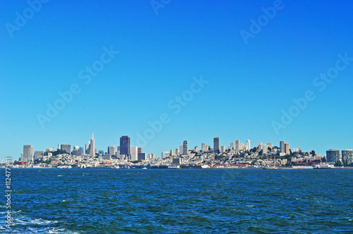 San Francisco: skyline visto dalla Baia il 7 giugno 2010. La Baia di San Francisco è un estuario poco profondo, la via d'acqua d'ingresso alla Baia dall'Oceano Pacifico è chiamato il Golden Gate © Naeblys