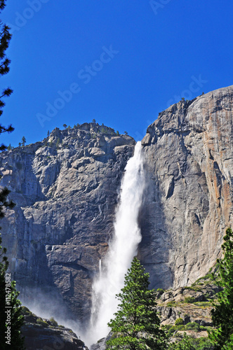 California: la cascata Yosemite nel Parco nazionale dello Yosemite il 16 giugno 2010. Yosemite Falls è la cascata più alta e famosa del parco nazionale