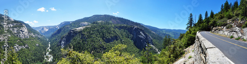 California: la strada e la vista del Parco nazionale dello Yosemite il 16 giugno 2010. Lo Yosemite National Park è noto per le sue scogliere di granito, le cascate e i boschi di sequoia