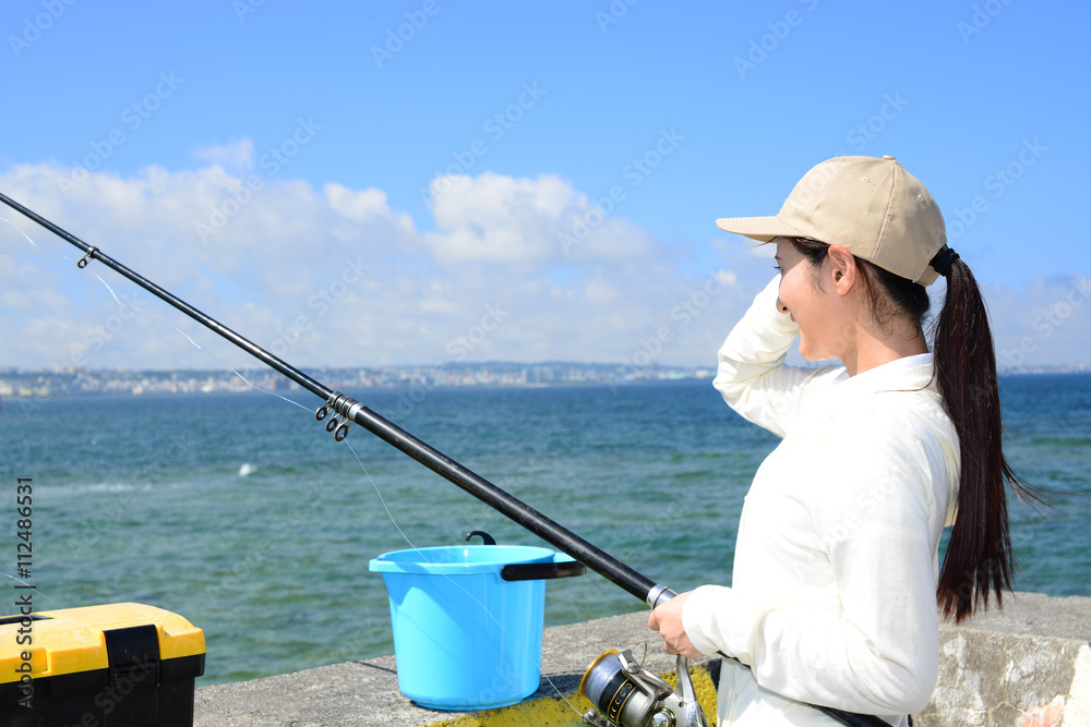釣りを楽しむ女性