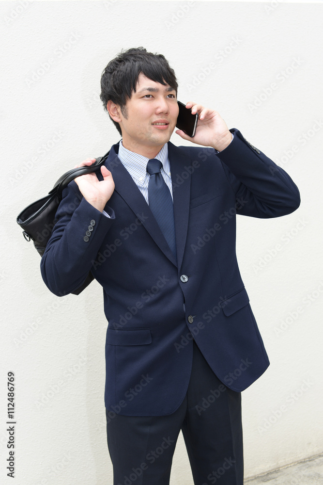 通話中のビジネスマン 通話中のビジネスマン